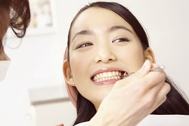 次のページは、女性の方必見。 女性特有の悩みも咬み合わせが原因かも？